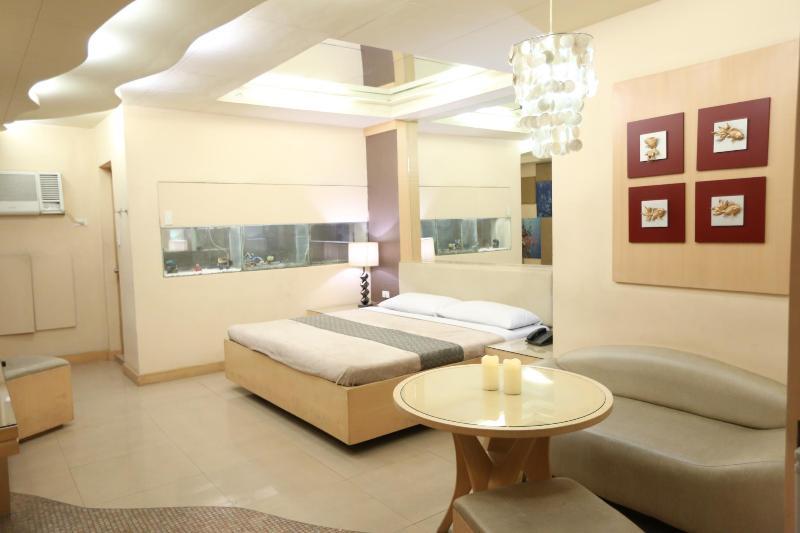 Victoria Court Suites Pasig ภายนอก รูปภาพ