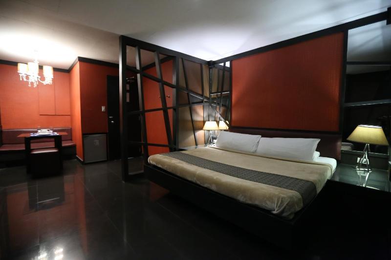 Victoria Court Suites Pasig ภายนอก รูปภาพ