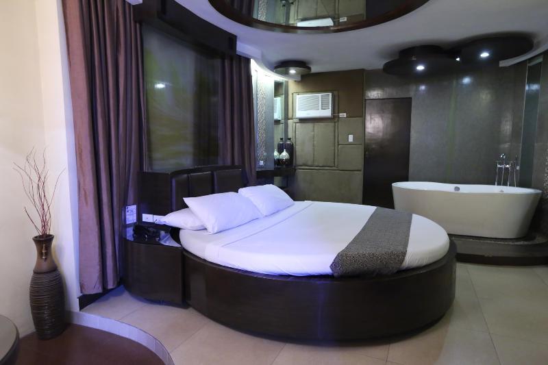 Victoria Court Suites Pasig ภายนอก รูปภาพ