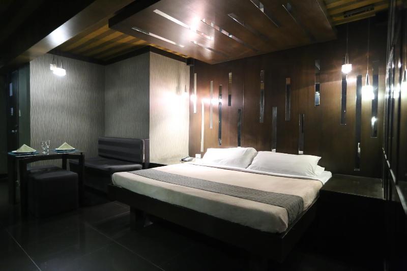 Victoria Court Suites Pasig ภายนอก รูปภาพ