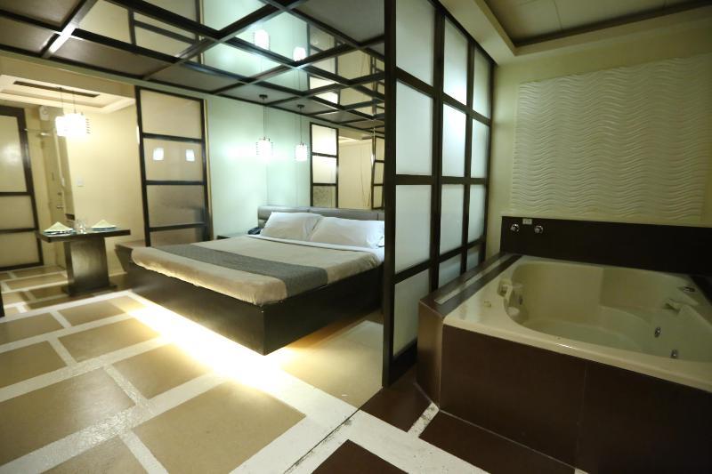 Victoria Court Suites Pasig ภายนอก รูปภาพ