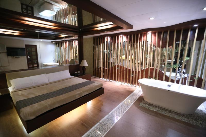 Victoria Court Suites Pasig ภายนอก รูปภาพ