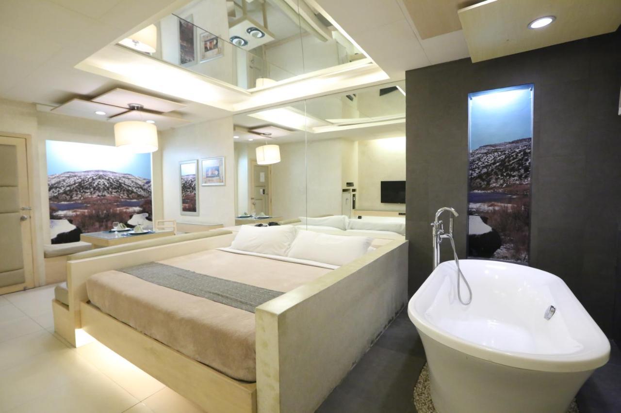 Victoria Court Suites Pasig ภายนอก รูปภาพ