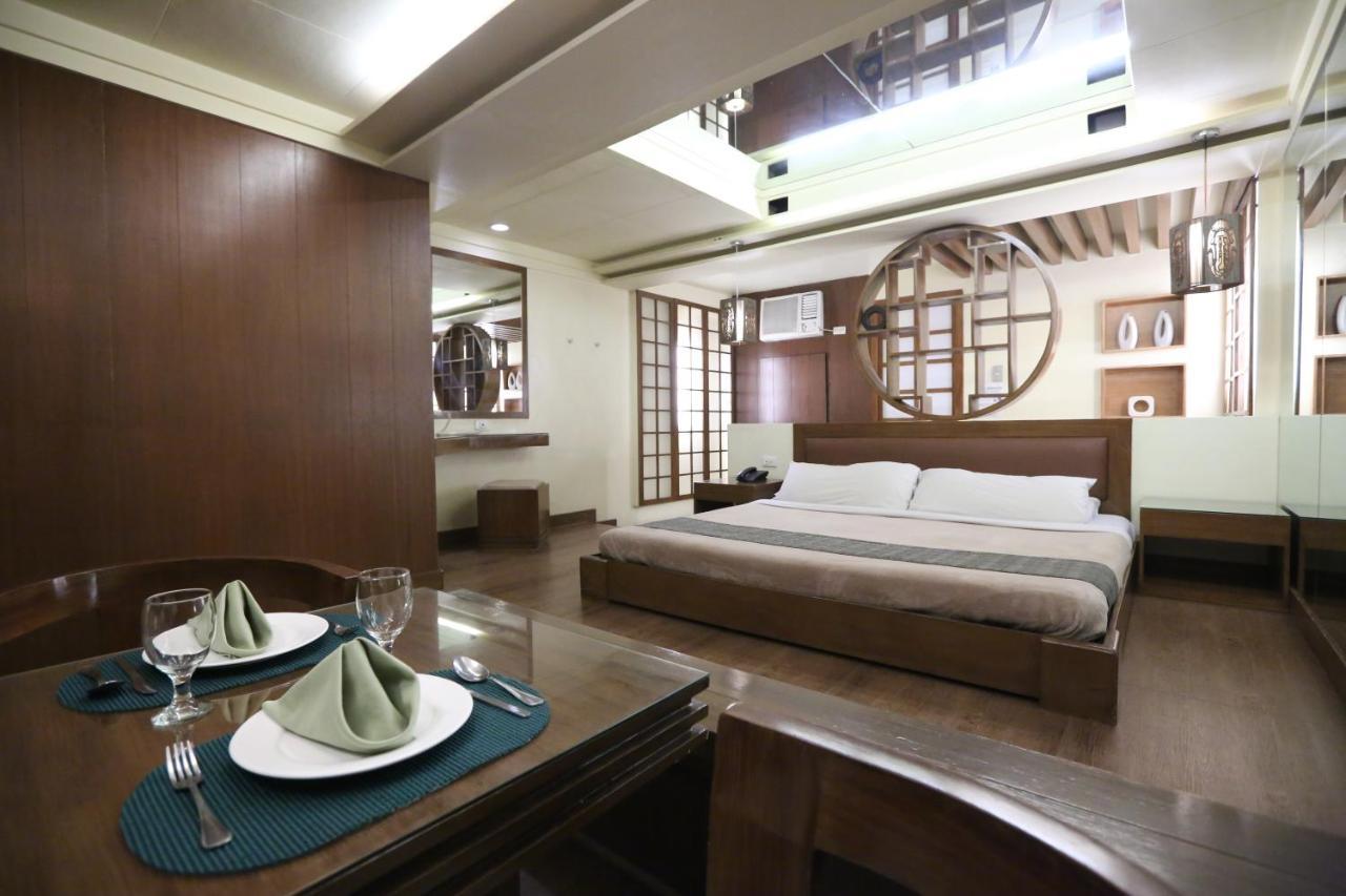 Victoria Court Suites Pasig ภายนอก รูปภาพ