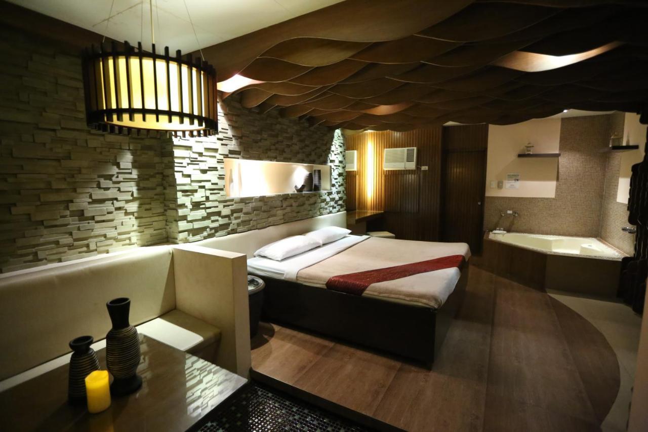 Victoria Court Suites Pasig ภายนอก รูปภาพ