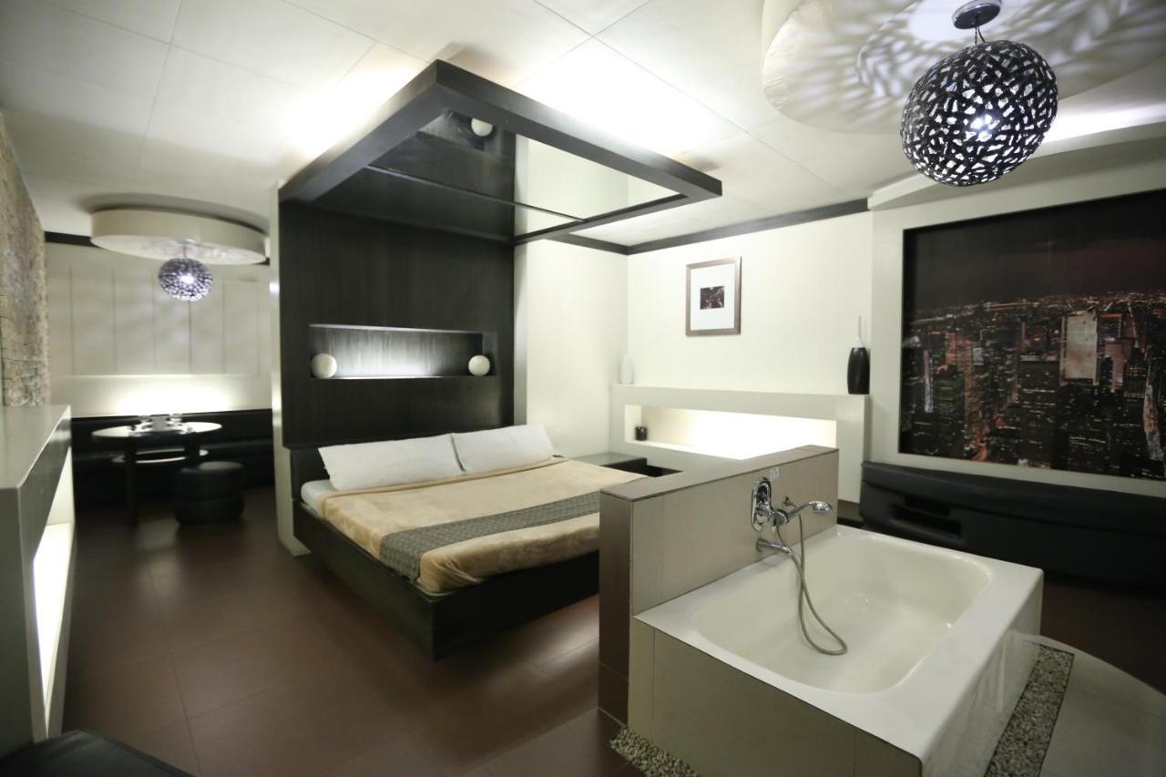 Victoria Court Suites Pasig ภายนอก รูปภาพ